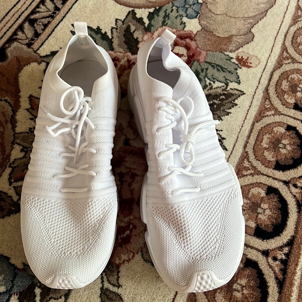 Mens white knit Sneakers. Excellent condition never worn